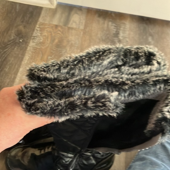 Winter boots. Size 9, black with black and grey faux fur lining - Picture 7 of 7